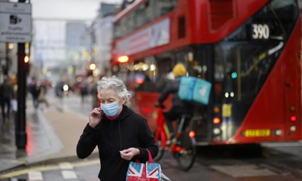 Βρετανία: Κινδυνεύει να τινάξει στον αέρα την άρση του lockdown